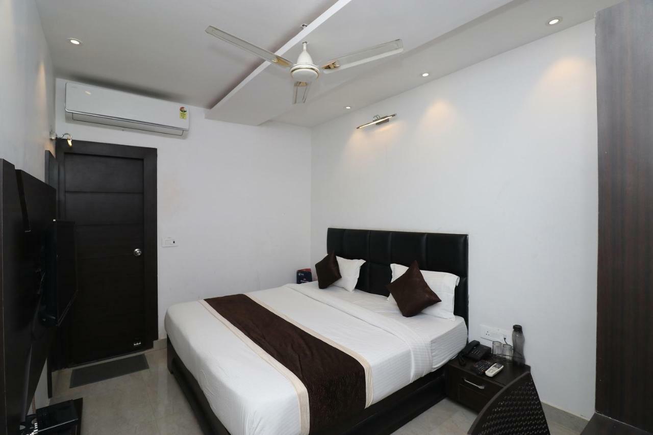 Oyo 23009 Hotel Maxx Lucknow Exterior foto